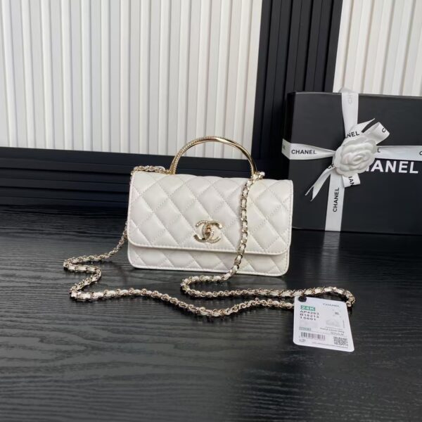 CHANEL Clutch with Chain - Image 21