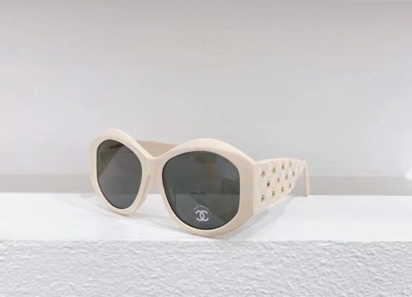 CHANEL OVAL SUNGLASSES - Image 12