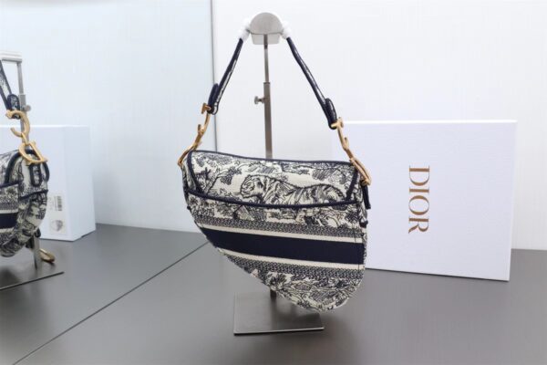 Dior Saddle Bag - Image 9