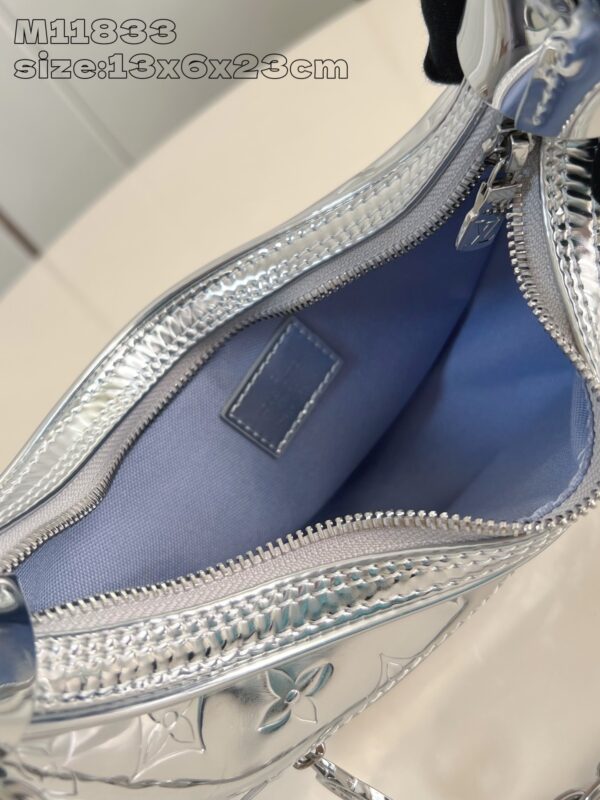 Louis Vuitton Loop M11833 - Image 9