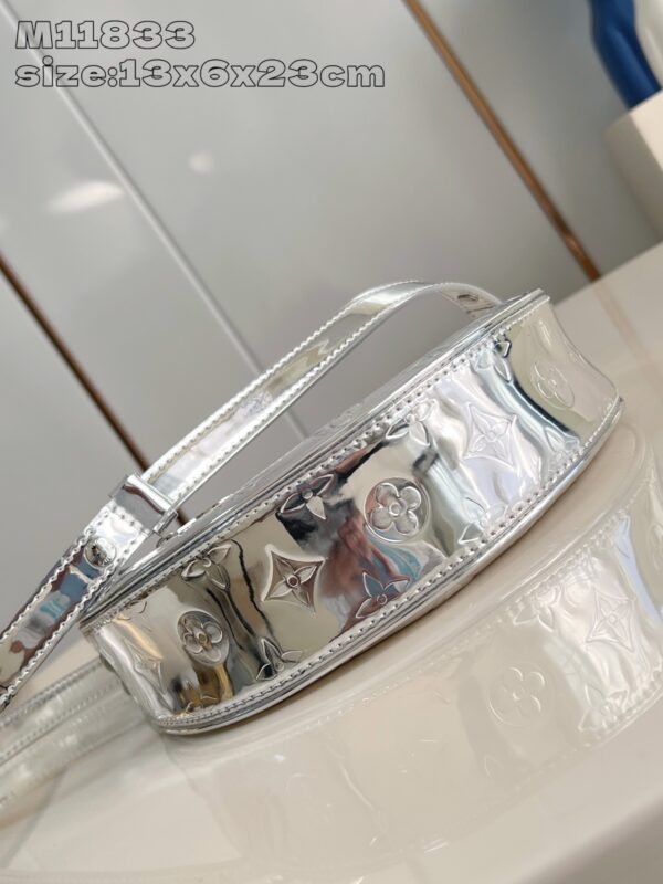 Louis Vuitton Loop M11833 - Image 7