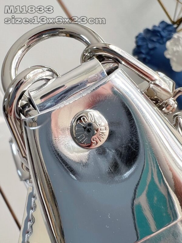 Louis Vuitton Loop M11833 - Image 6