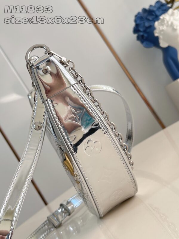 Louis Vuitton Loop M11833 - Image 5