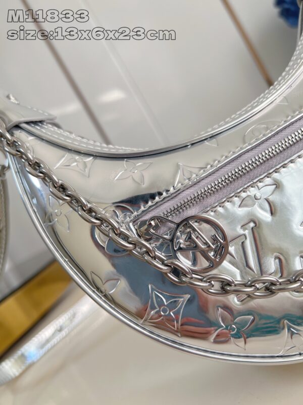 Louis Vuitton Loop M11833 - Image 4