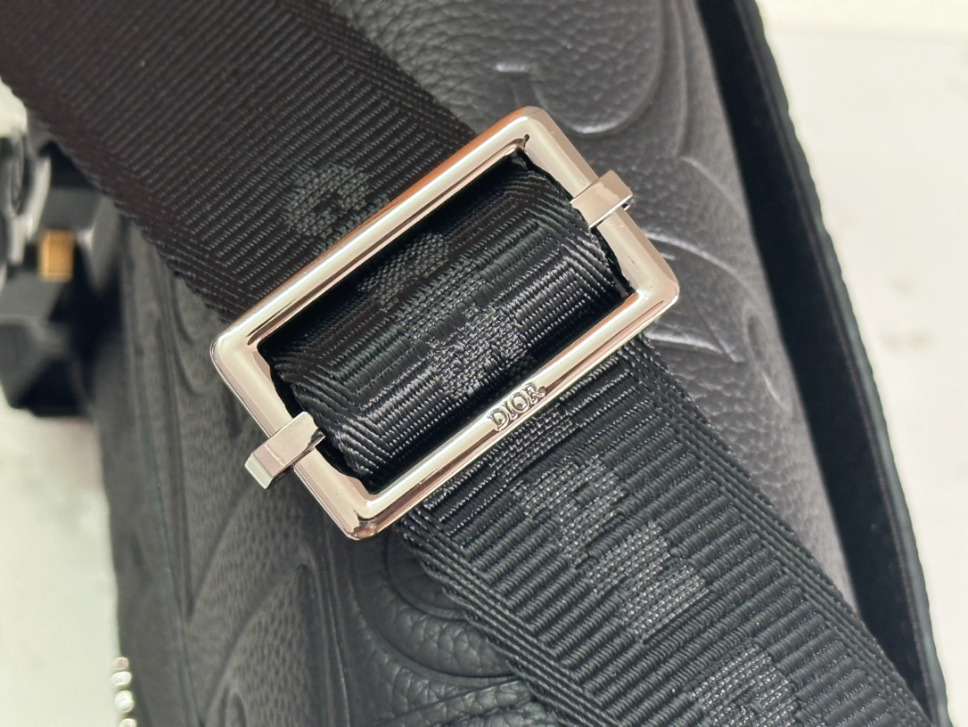 Dior Hit the Road Messenger Bag with Flap - Image 9