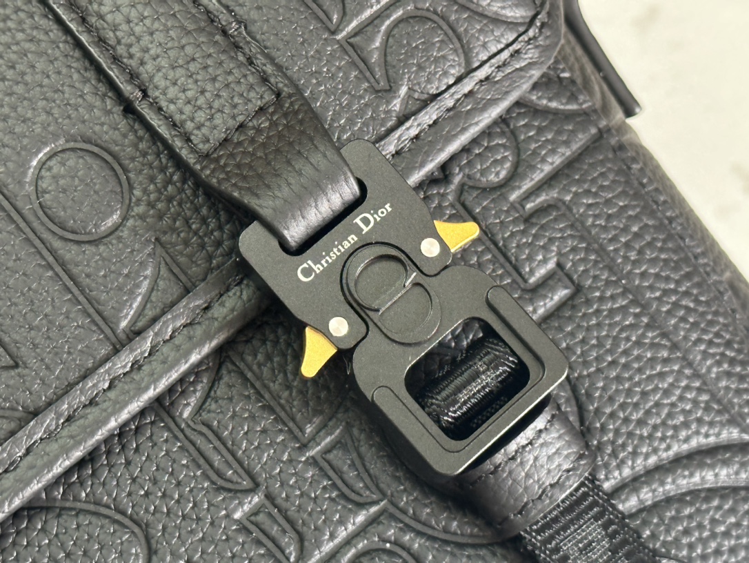 Dior Hit the Road Messenger Bag with Flap - Image 7