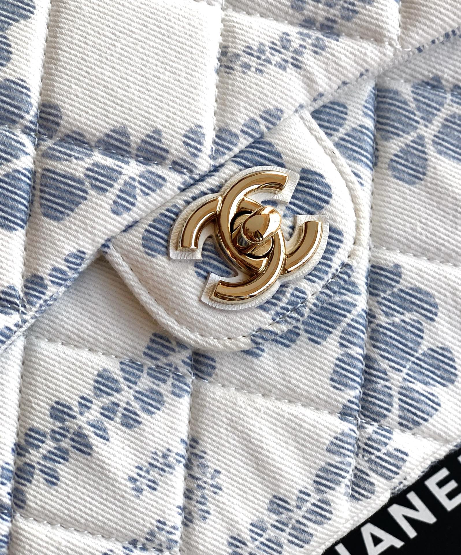 CHANEL Flap Bag - Image 9