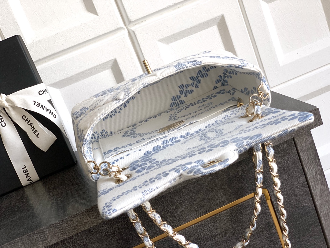 CHANEL Flap Bag - Image 8