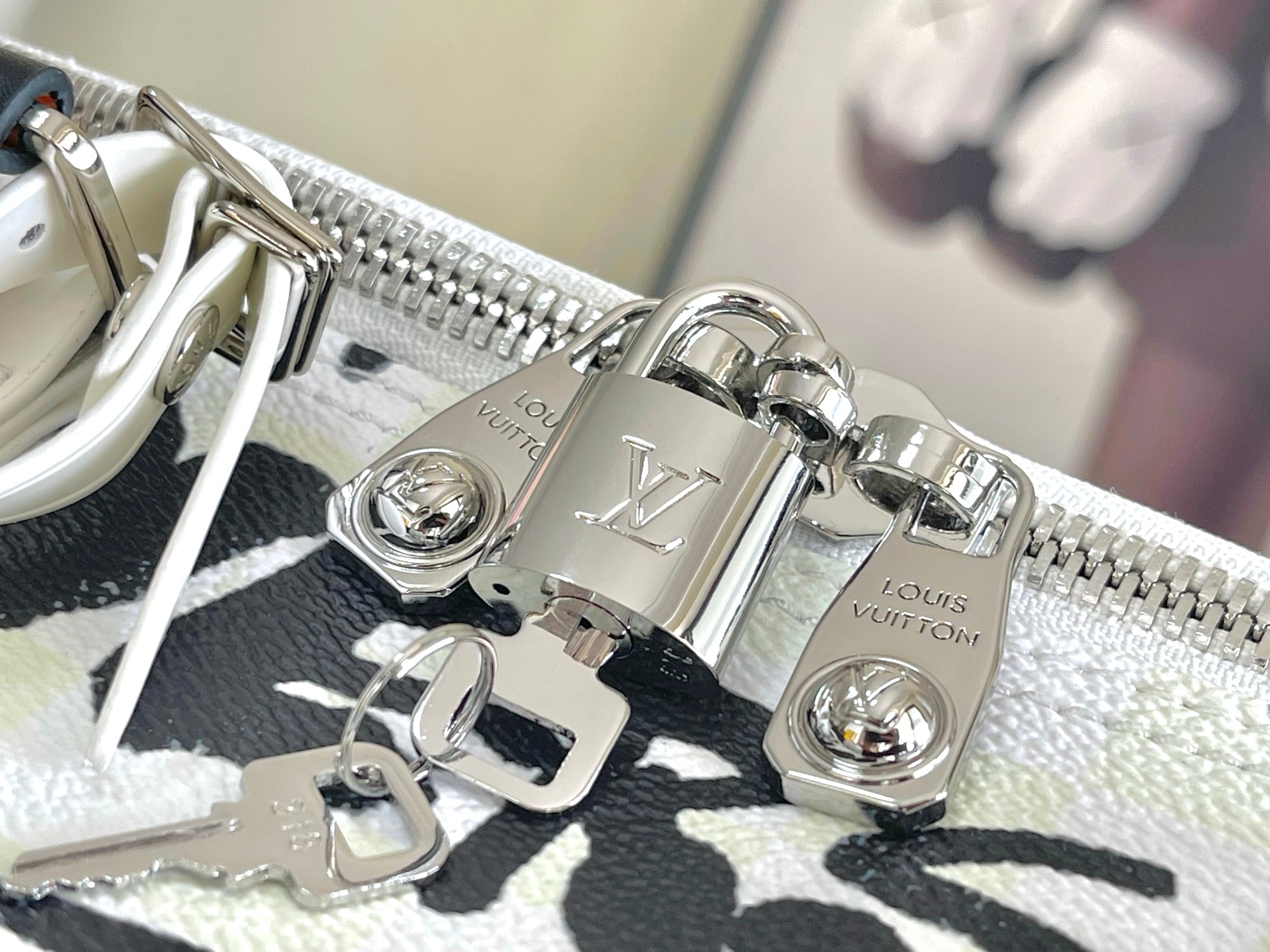 LV Keepall Bandoulière 50 - Image 7