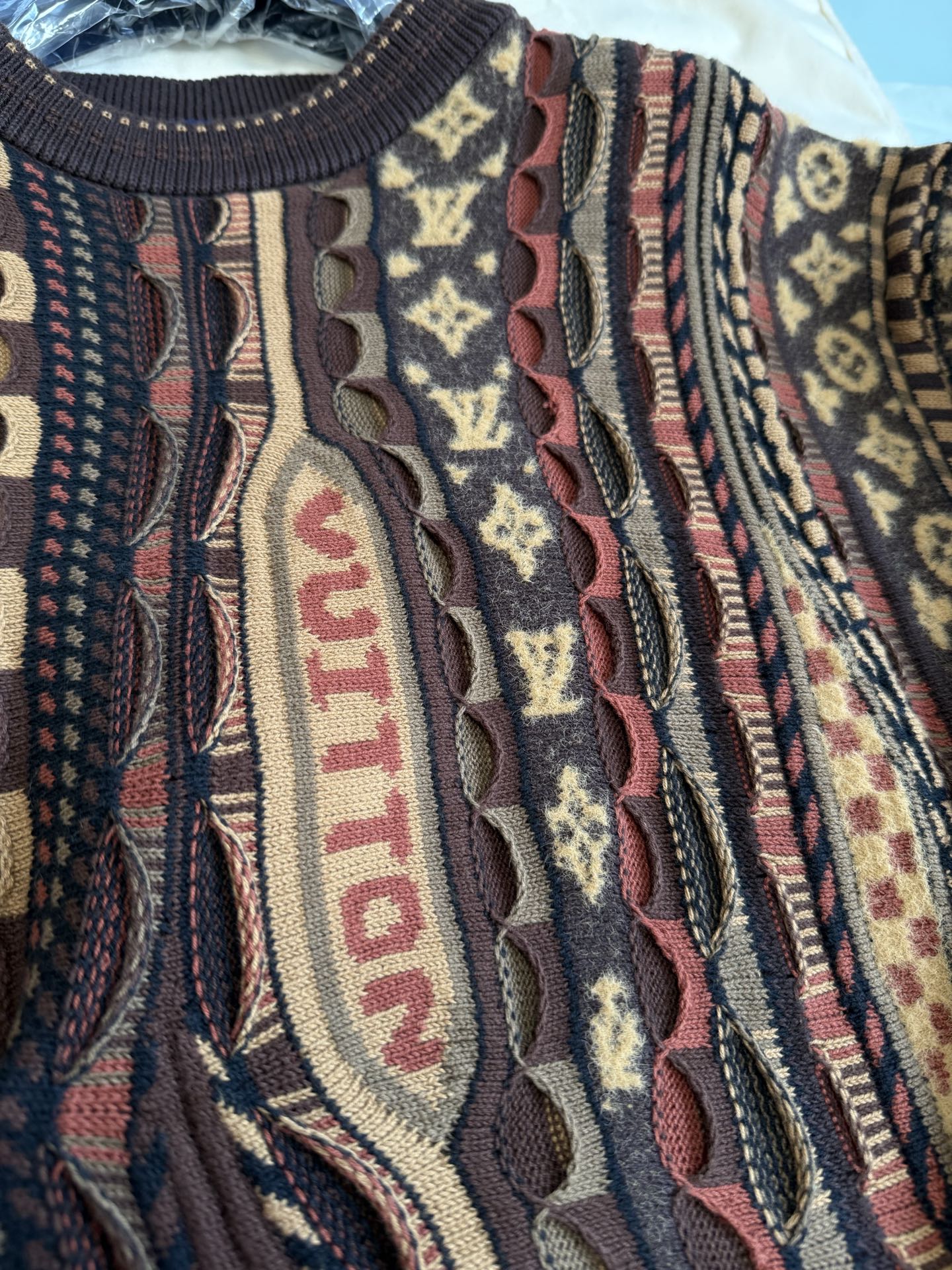 Long-Sleeved Crewneck - Image 4