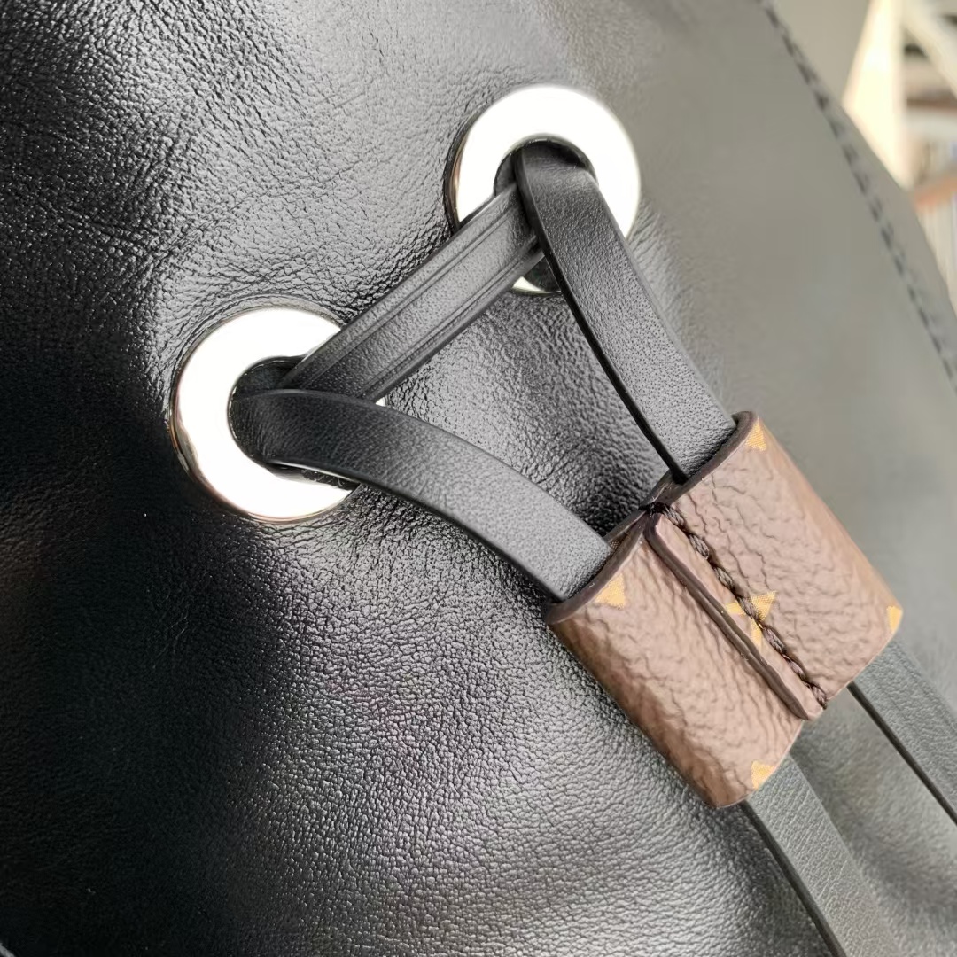 LV Off Duty Vibe MM - Image 9